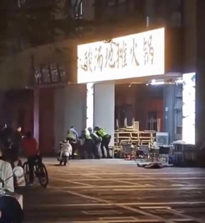 子持刀伤人致2死多方回应疑是欠薪引发PG电子麻将胡了试玩震惊！深圳一男(图4)