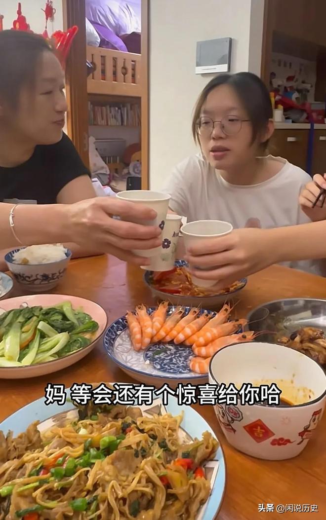 妹4人齐送祝福网友恭喜许健华不忘踩谢岳！PG电子麻将胡了模拟器谢浩男终于更新兄(图4)