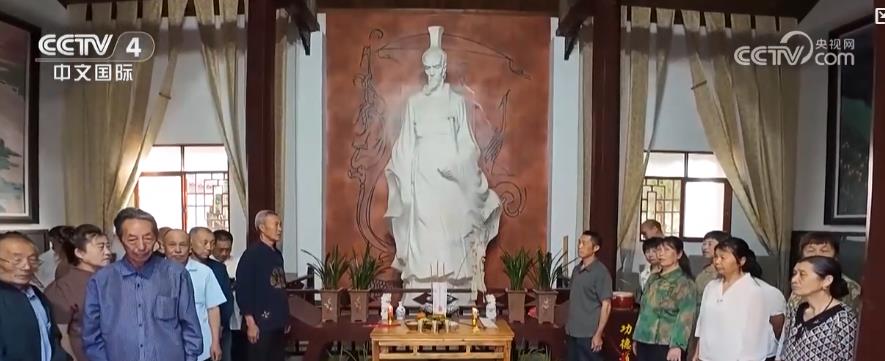 草、吟诵诗歌……传统端午节文化味儿满满麻将胡了试玩平台赛龙舟、包粽子、插艾(图3)