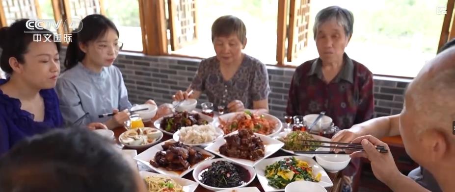 草、吟诵诗歌……传统端午节文化味儿满满麻将胡了试玩平台赛龙舟、包粽子、插艾(图2)