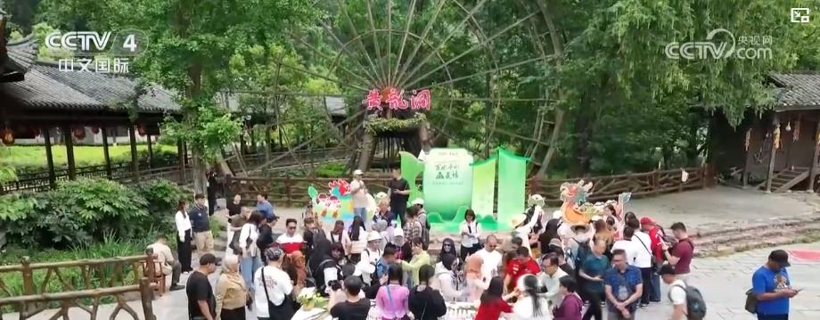 草、吟诵诗歌……传统端午节文化味儿满满麻将胡了试玩平台赛龙舟、包粽子、插艾(图4)