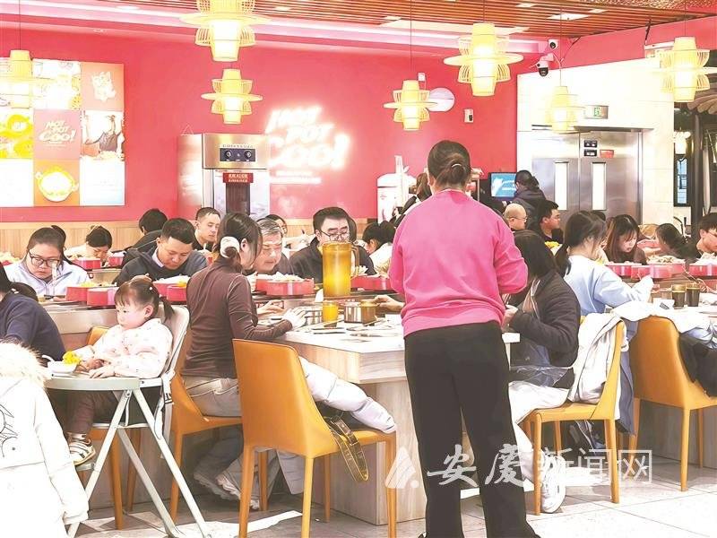 融——安庆冬日“火锅经济”两头热麻将胡了店内一座难求家中其乐融(图1)